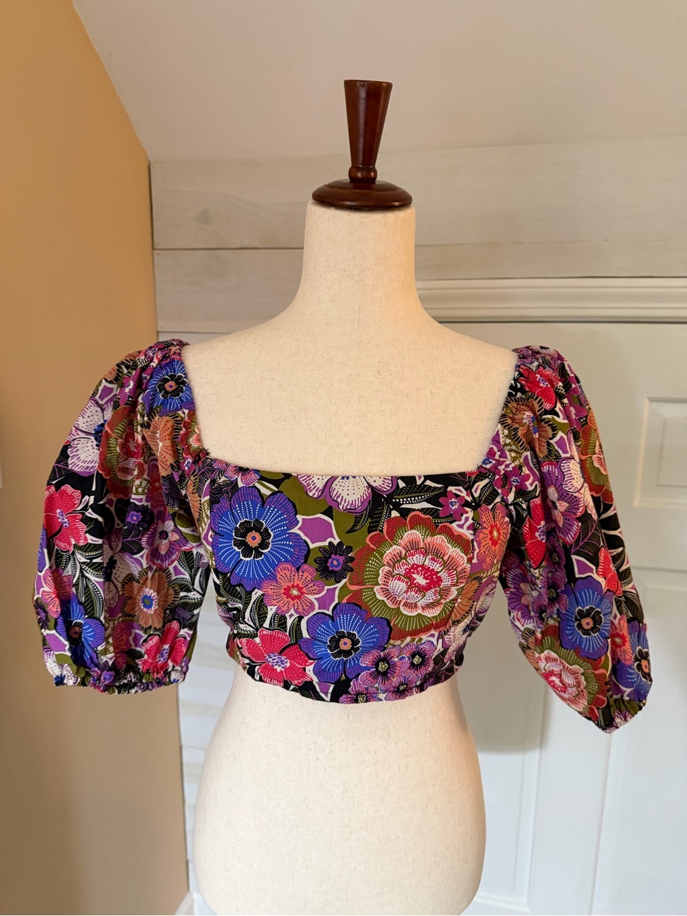 Forever 21 Black Floral Square-Neck Puff Sleeve Crop Top